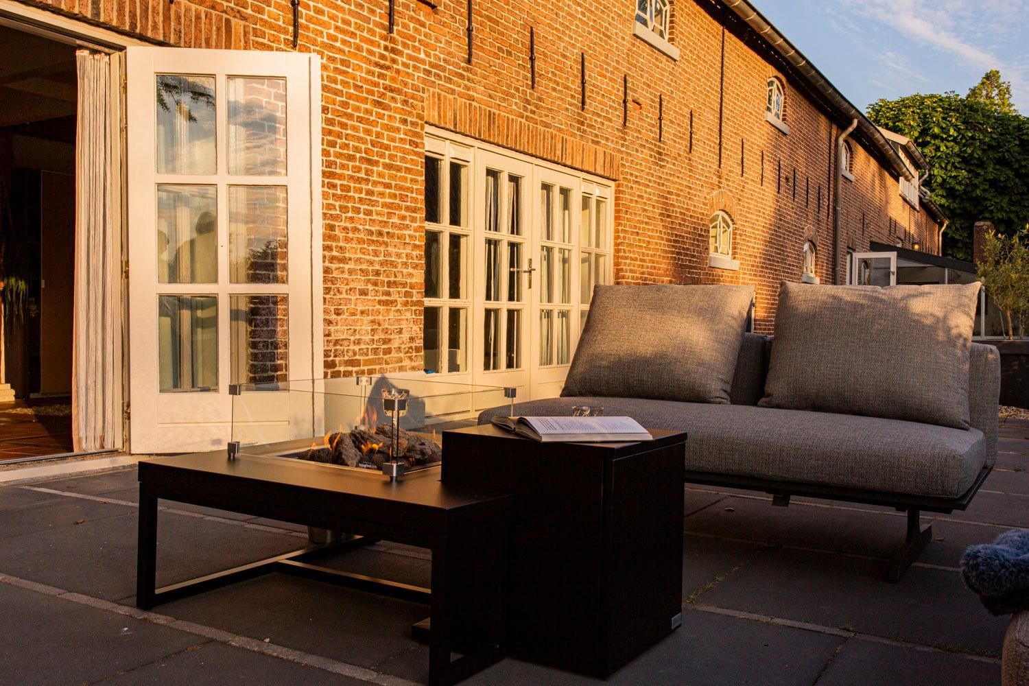 Terras in de avondzon