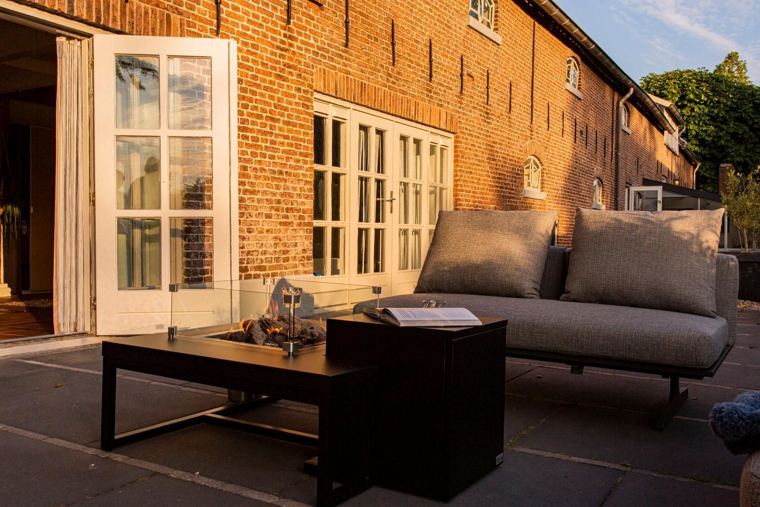 Terras in de avondzon