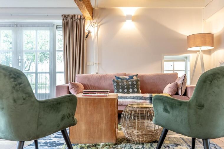 Zithoek met groene fauteuils