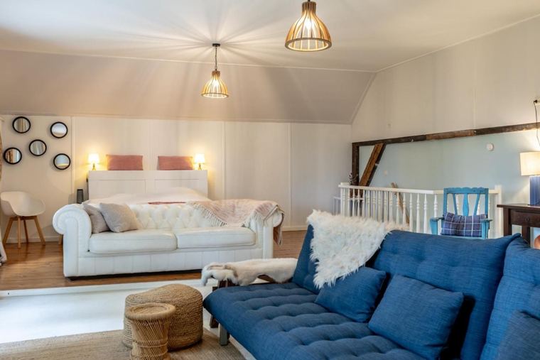 Slaapkamer met blauwe bank