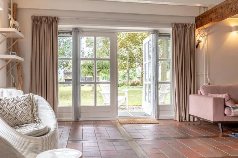 Tuindeuren open naar de tuin