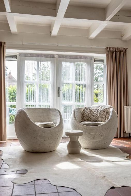 Stoelen bij de tuindeuren